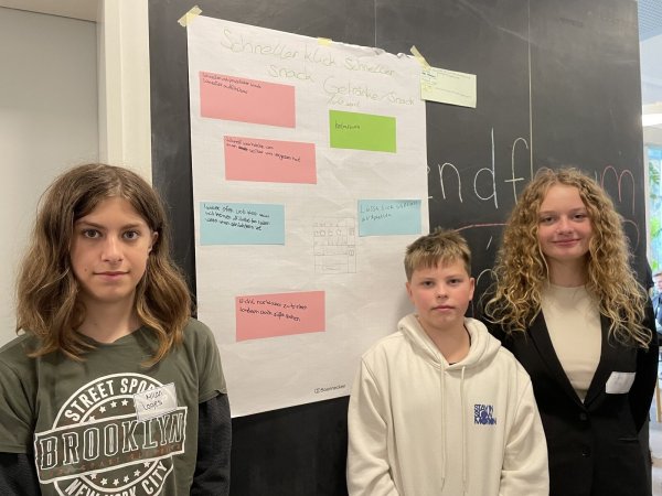 Schneller Klick, schneller Snack: Milan Loges (Marianne-Weber-Gymnasium, von links), Nikita Gaus und Lea Kopp (Realschule Lemgo, alle 14) präsentieren ihre Idee auf dem sechsten Lemgoer Jugendforum. - © Madlena Gerschner