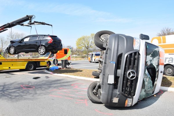 Nach dem Unfall in unmittelbarer Nähe des Kreisverkehrs mussten beide Fahrzeuge abgeschleppt werden. - © Jörn Fries