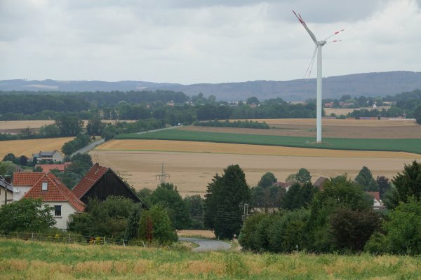 Der typische Blick: Wer von Detmold über Wahmbeckerheide nach Lemgo fährt, schaut auf der Kuppe Richtung Windrad. Auch auf der Gauseköte könnten neue Anlagen entstehen. - © Axel Bürger(LZ)
