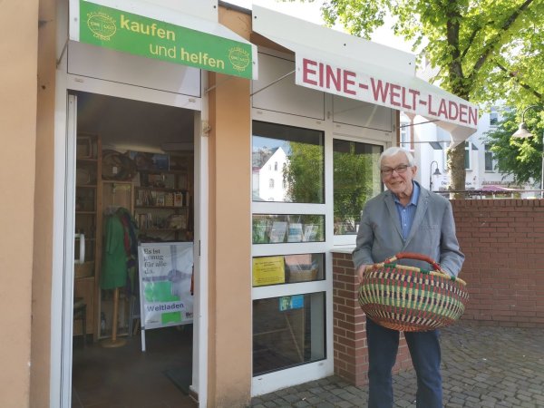 Pfarrer i.R. Karl Drüge vor dem Eine-Welt-Laden, der bald wieder regelmäßig seine Türe öffnen soll. - © Jan Christian Pinsch