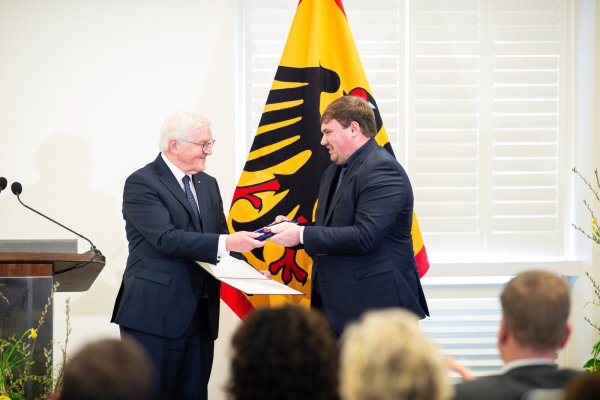 Der Bundespräsident Frank-Walter Steinmeier verleiht Fabian Roll aus Horn-Bad Meinberg einen Verdienstorden.
Foto: Noah Wedel - © Noah Wedel