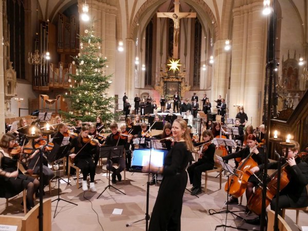 Wunderbare Freude. Alle Musiker und Gäste stimmen zum Ausklang unter Leitung von Mirjam Kyeck ein Weihnachtslied an. - © Thomas Krügler