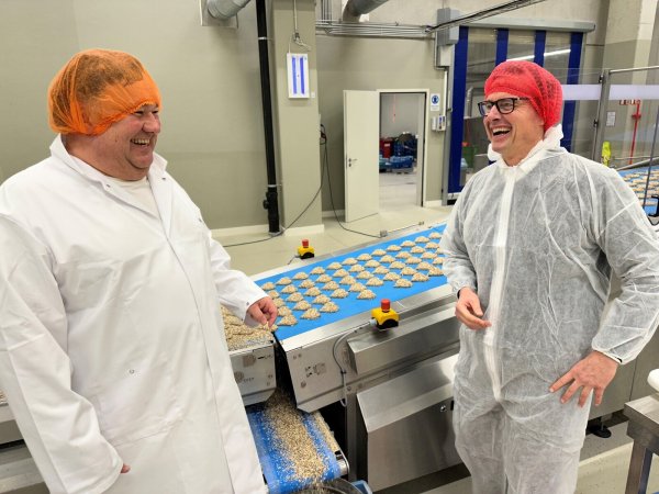 Dermaris-Geschäftsführer Engelbert Harrenkamp (l.) zeigt Bürgermeister Andreas Sunder die neue Produktionshalle. - © Stadt Rietberg