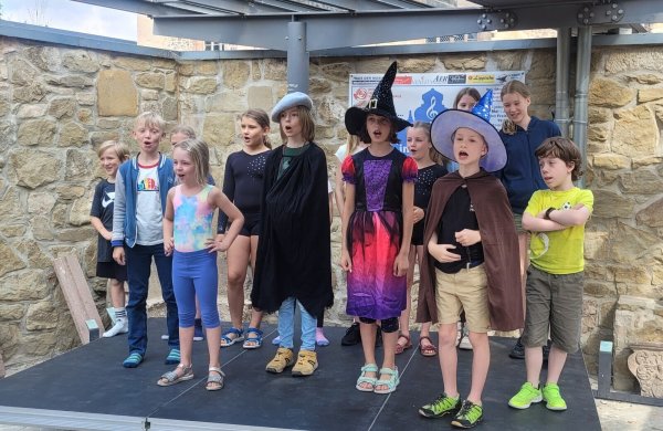 Mit Hexenrap, Tanz und Akrobatik erobern die Ferienspielkinder im Hexenbürgermeisterhaus die Bühne. - © Katrin Kantelberg