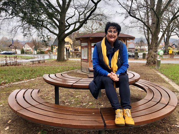 Bärbel Paetzold sitzt auf einem Tisch in „Rickmeyer’s Park" in Retzen. Sie will, dass sich die Menschen auch auf dem Dorf gut versorgt und nicht abgehängt fühlen. - © Sven Kienscherf