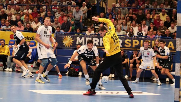 Tim Suton wickelt Melsungens Keeper Nebojsa Simic den Ball um die Beine. - © Jörg Hagemann