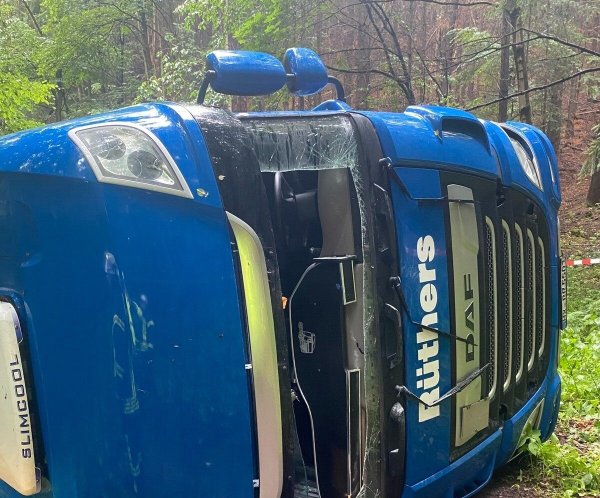 Schwierige Rettung: Der Fahrer war im Fahrerhaus eingeklemmt. - © Feuerwehr Schieder-Schwalenberg