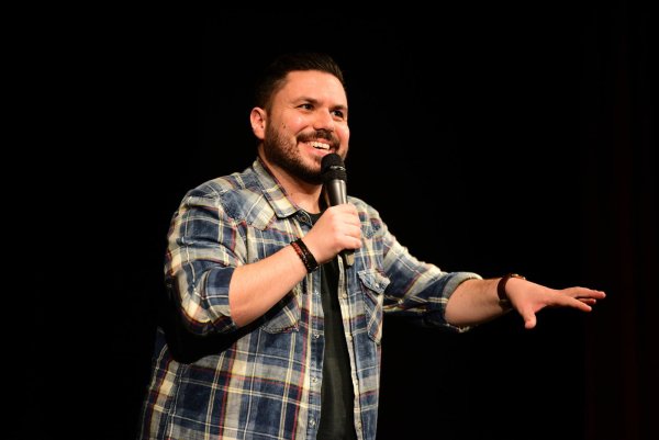 Sertac Mutlu weiß das Publikum bei „Lippe lacht" mit seinen Rehaugen einzuwickeln. Der Comedian steht bereits zum dritten Mal auf der Bühne der lokalen Comedy-Veranstaltung. - © Nicole Ellerbrake