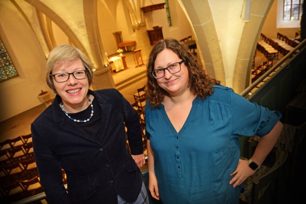 Pfarrerin Birgit Schneider (links) und Gemeindepädagogin Daniela Stüker wollen in der evangelisch-reformierten Kirchengemeinde der Marktkirche St. Johann einiges in Bewegung bringen. - © Nicole Ellerbrake
