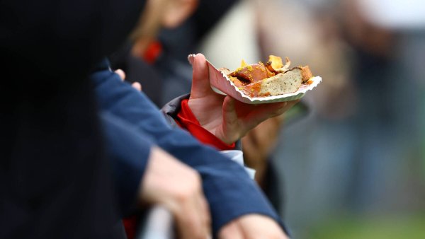 Die Stadionwurst gehört für viele Fans zum Fußball-Vergnügen dazu. - © IMAGO/Niklas Heiden