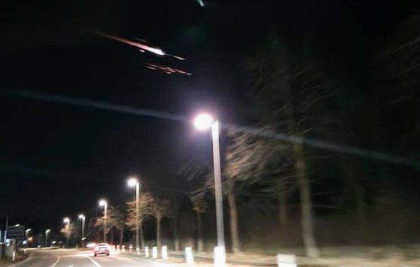 Das nächtliche Leuchten sorgte in weiten Teilen von Westeuropa für einige Irritationen. Die Aufnahmen entstanden in Sennestadt an der Lämershagener Straße. - © Privat