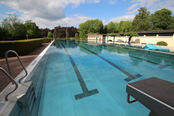Idylle am Freibad: Bei ausreichend Sonnenschein ist auch das Wasser im Becken warm genug. Bei zu vielen Wolken schafft es die Solarabsorberanlage aber nicht, das Wasser auf angenehme Temperaturen zu bringen.  - © Jens Rademacher