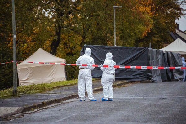 Die Spurensicherung war am Amselweg im Einsatz, nachdem eine Passantin dort eine Leiche gefunden hatte. - © Freitag-TV