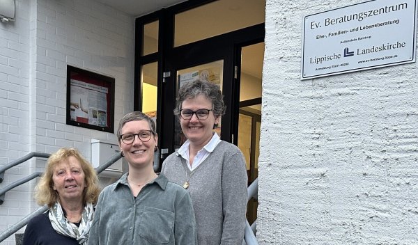 Rahel Theisen (vorne) bietet jetzt Schwangerschaftsberatung in Barntrup an. Mit ihr freuen sich Susanne Eerenstein (links) und Viktoria Keil. - © Lippische Landeskirche