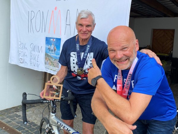 Daumen hoch von Achim "Löwe" Rubel für seinen Vater Achim Rubel vor dem Carport in Schwalenberg. - © Sebastian Lucas