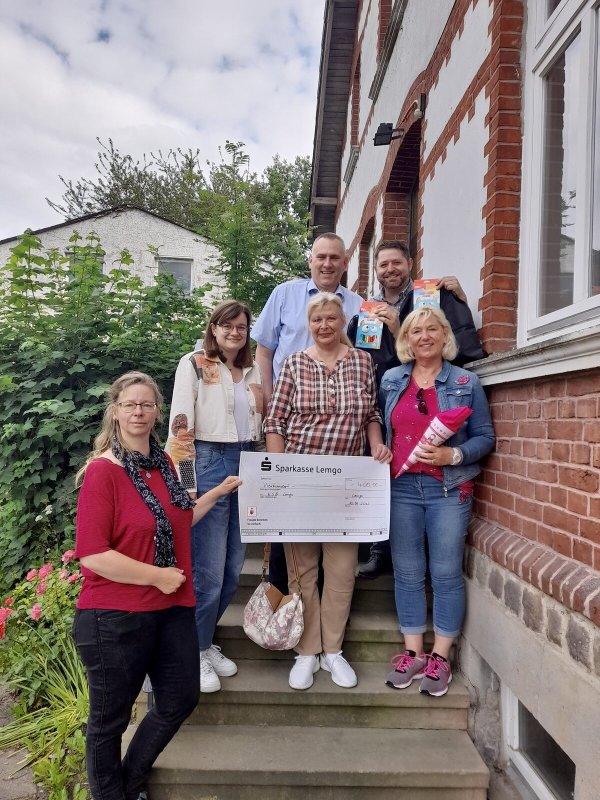 Die CDU Lemgo hat dem örtlichen Kinderschutzbund einen Spendenscheck und zwei Starter-Kits überreicht. - © CDU Lemgo