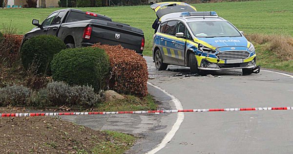 Das Ende einer Verfolgungsjagd - auf der schmalen Straße kam der Dogde nicht an dem Streifenwagen vorbei. Zwei Polizisten wurden bei dem Unfall leicht verletzt, der Fahrer des Dogde muss ins Gefängnis. - © Polizei Kreis Lippe