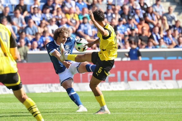 Kampf der Kapitäne: Dortmunds 23-Jähriger Spielführer Ayman Azhil (r., hier gegen Mael Corboz) half auch schon in der Bundesliga-Mannschaft aus, ist aber eigentlich einer der etatmäßigen Drittligaspieler. - © Oliver Krato