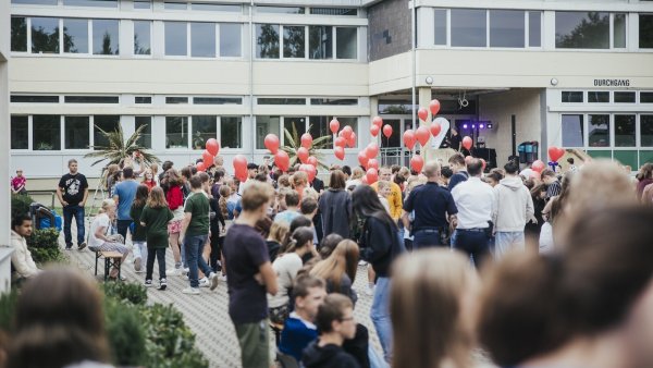Die Sekundarschule Blomberg feierte ihr zehnjähriges Bestehen mit einem großen Schulfest. - © rw-system