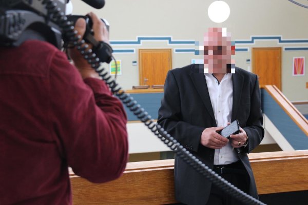 Der selbst ernannte Führerscheinkönig kurz vor seinem allerersten Urteil im Mai 2020 auf dem Gerichtsflur. Rechtskräftig wird dieses mit abgeändertem Strafmaß erst anderthalb Jahre später. - © Archivfoto: Janet König