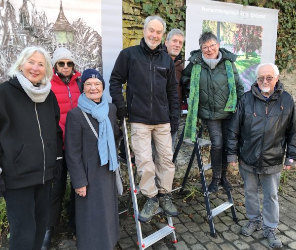 Stellen an der Bruchmauer aus: Irene Schramm-Biermann, Dagmar Stark, Edith Hausstätter, Johann Georg Ludwig, Bert Weigel, Karin Oestreich und Günter Schulz (von links). Es fehlt Vera Kunas. - © Produzentengalerie 13.14