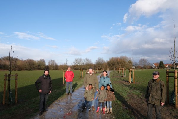 Daniel Telaar (von links), Leiter der Unteren Naturschutzbehörde, Jörg Westphal vom Kreis, Viktor und Steffi Bähr mit Luke, Grace und Jule sowie Bernd Mühlenmeier vom Kreis auf der neuen Allee .  - © Sven Koch(LZ)