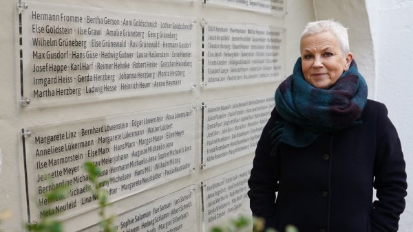 Aus 151 Namen sind 226 geworden: Auf Grundlage der umfangreichen Recherchen der Historikerin Gudrun Mitschke-Buchholz wurde die Gedenktafel in der „Twete An der Alten Synagoge“ erneut überarbeitet und aktualisiert. - © Stadt Detmold