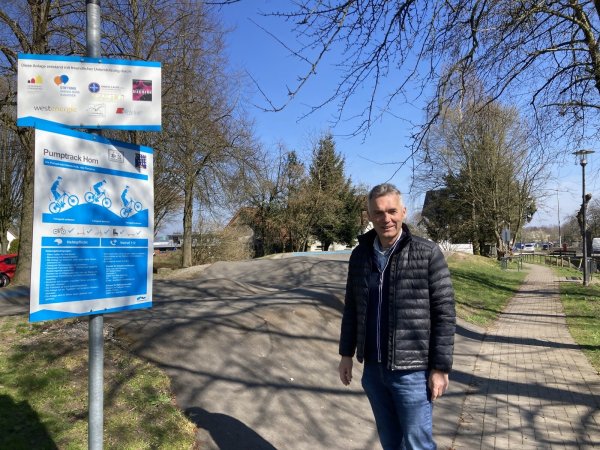 Hubert Ebers freut sich immer noch über den Pumptrack am Horner Potthof, für den er sich tatkräftig eingesetzt hat. - © Cordula Gröne