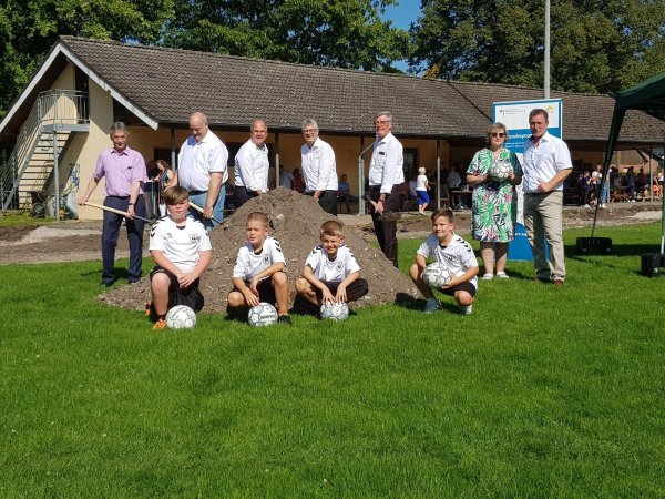 Michael Reimann, Vorsitzender Gemeindesportverbands Schlangen, Reinhard Richter, Vorsitzender der Sportfreunde Schlangen Oesterholz-Kohlstädt, Bürgermeister Marcus Püster, MdB Christian Haase, Friedel Heuwinkel sowie Anita Stöver und Michael Weber von der Gemeinde Schlangen freuen sich, dass es nun mit der Sanierung des Sportzentrums Oesterholz vorangeht. Ebenso die jungen Kicker Ben, Liam, Samy und Samuel. - © Bildrechte: Gemeinde Schlangen