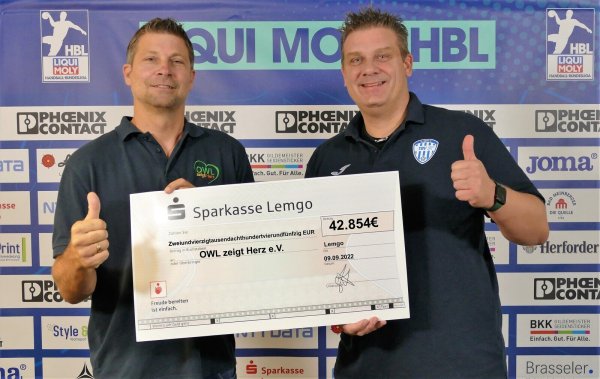 Schwarz auf weiß präsentieren Daniel Stephan und Jörg Zereike (rechts) die stolze Spendensumme von 42.854 Euro. - © Lennart Hundertmark/TBV Lemgo Lippe