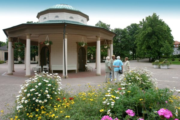 Der Bad Meinberger Kurpark ist nun im Besitz der Stadt. Zwei Gärtner kümmern sich künftig um seine Pflege. - © Vera Gerstendorf-Welle