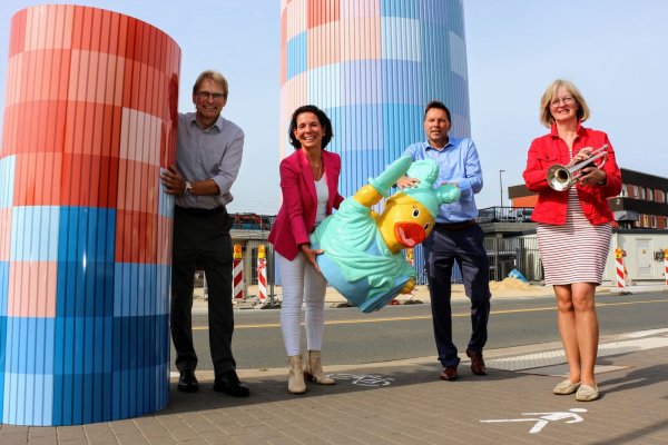 Stadtwerkechef Jörg Karlikowski (von links), Stadtwerke-Pressesprecherin Eva-Susanne Ellminger, Bürgermeister Frank Hilker und Susanne Sundhoff, Vorsitzende des Orchesters Vahlhausen Lippe-Detmold, stimmen sich schon mal ein fürs anstehende Fest. - © Janet König