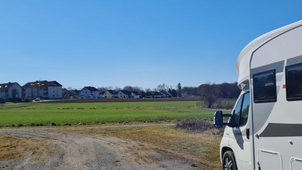 Wo derzeit ab und an Wohnmobile stehen, soll unterhalb des Wohngebietes Lange Äckern ein Ausweichparkplatz entstehen. - © Marianne Schwarzer