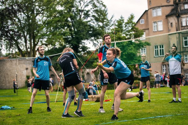 Unser Foto zeigt die Spielgemeinschaft des CVJM Sylbach/Pivitsheide beim Indiaca-Spiel vor dem Detmolder Schloss. Foto: Stadt Detmold - © Torben Gocke