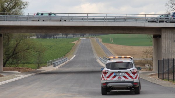 Der Bau der Barntruper Umgehungsstraße ist im Zeitplan. Nach Angaben von Tobias Fischer, Abteilungsleiter Bau beim Landesbetrieb Straßenbau in Bielefeld, und Projektleiter Dietmar Stölting wird die B 66 neu aller Voraussicht nach im Herbst 2023 fertig. Das südlichste Stück - zwischen der alten B 66 (Lemgoer Straße) und der L 758 (Detmolder Straße, im Bild) soll schon zu den Sommerferien 2023 freigegeben werden. - © Jens Rademacher