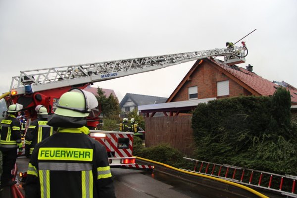Beim Brand eines Wohnhauses in der Schererstraße in Lemgo wird eine Bewohnerin durch Rauchgas verletzt. - © Jens Rademacher