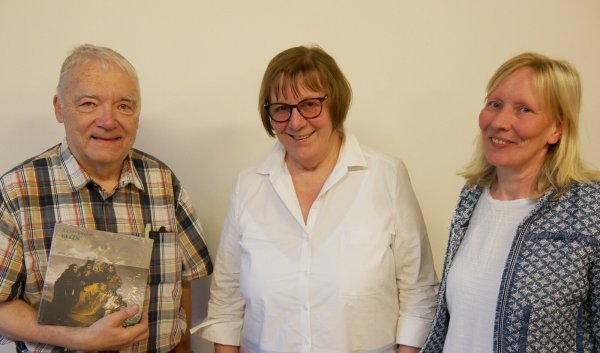 Dr. Rainer Decker, Christ-Dore Richter, Vorsitzende des Ortsvereins, und Dr. Bärbel Sunderbrink, Leiterin des Stadtarchivs, begrüßten die Gäste (von links). - © Lippische Landeskirche