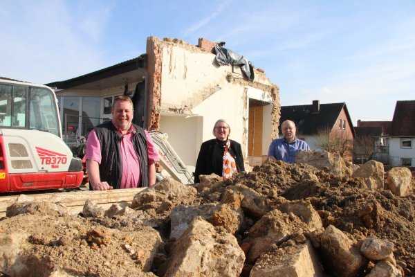 Manfred Stoller von der Kirchengemeinde, Pfarrerin Elisabeth Hollmann-Plaßmeier und Kirchenvorsteher Rolf Sandmann stehen auf der Baustelle. Die Abrissarbeiten sind so gut wie beendet. - © Kirsten Fuhrmann