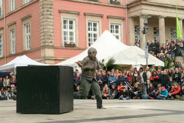 TheatreFragile mit einer Performance beim Straßentheater-Festival "Bildstörung" auf dem Marktplatz. In diesem Jahr findet das Event einen Tag kürzer statt, der Pfingstmontag wird gestrichen. - © TheatreFragile
