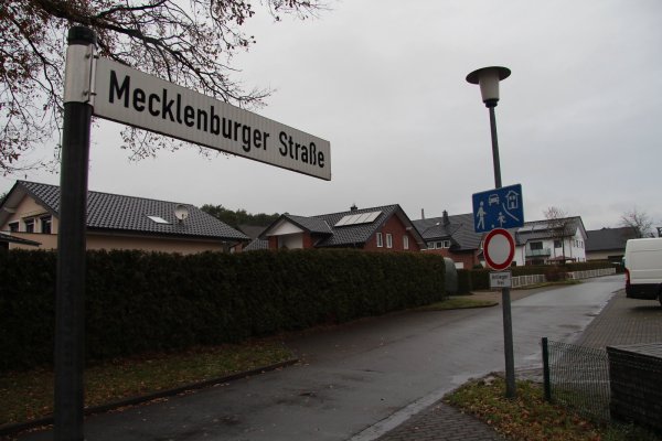 Die Mecklenburger Straße ist jetzt nur noch für Anlieger freigegeben. Die Gemeinde erhofft sich davon weniger Durchgangsverkehr, der laut Anwohnern oft zu schnell unterwegs ist. - © Nadine Uphoff