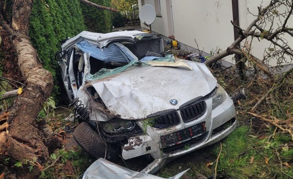 Das Fahrzeug wurde bei dem Unfall völlig zerstört und von der Polizei beschlagnahmt. - © Freiwillige Feuerwehr Hille
