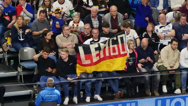 Dieser Handballfan betrieb am EM-Finaltag in Köln beste Lemgo-Werbung und vermachte anschließend seine Deutschland-Fahne Lukas Zerbe. - © Jörg Hagemann