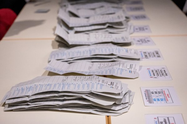 Stapel an Stapel liegen die Wahlzettel im Paderborner Schützenhof. Auch hier war die Wahlbeteiligung hoch. - © Niklas Tüns