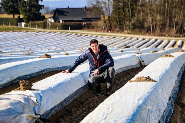 Constantin von Laer zwischen den Spargel-Dämmen unweit des Familienhofs an der Senderstraße. Der 38-Jährige rechnet in diesem Jahr mit einer Qualität des königlichen Gemüses. - © Daniel Salmon