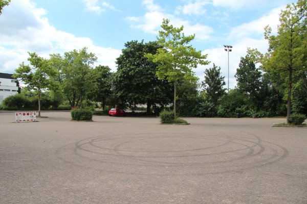 Die Spuren auf dem Parkplatz am Schulzentrum Werreanger könnten von driftenden Autofahrern stammen. Abends treffen sich gerne junge Menschen auf dem Gelände, nutzen aber nicht die Behälter im Hintergrund, um ihren Müll zu entsorgen. - © Nadine Uphoff