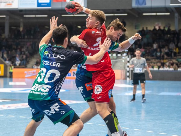 Lukas Hutecek (TBV Lemgo Lippe) im Duell mit den Göppingern David Schmidt und Axel Goller. - © Eibner-Pressefoto