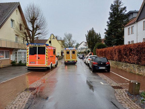 Feuerwehr und Rettungsdienst sind in der Brunnenstraße im Einsatz. - © Feuerwehr Horn-Bad Meinberg
