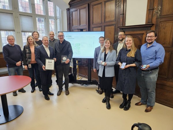 Das Dashboard geht online, das Hochwasserwarnsystem sammelt Daten. Den Startknopf drücken (von links) Edgar Schlinkmeier (Gemeinde Kalletal), Michaela Lehnert (OWL IT), Steffen König (Alte Hansestadt Lemgo), Mario Hecker (Gemeinde Kalletal), Olaf Kapelle (Gemeinde Kalletal), Markus Baier (Alte Hansestadt Lemgo), Dennis Ortmeier
(Alte Hansestadt Lemgo), Nicole Baeumer (digital.interkommunal), Hauke Hillebrenner (Stadtwerke Lemgo), Michaela Lödige (Fraunhofer IOSB-INA) und Martin Wieczorek (OWL IT). - © Fotorechte: Stadt Lemgo