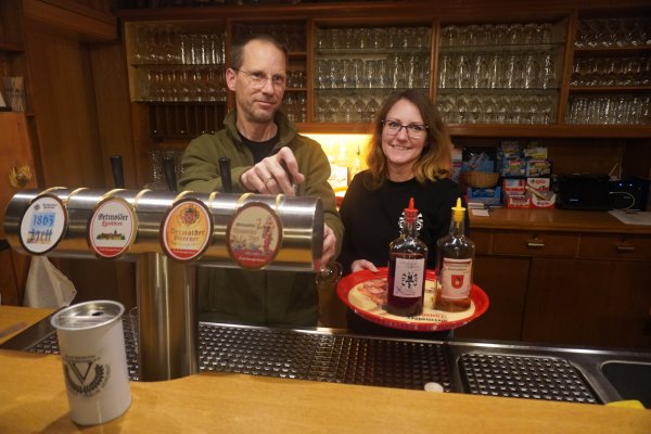 Jens und Steffi Rheker betreiben seit 2022 den Berggarten in Schwalenberg. Das Wirtshaus ist für das Ehepaar ein Nebenerwerb. Die steigenden Kosten bereiten auch ihnen große Sorgen. - © Michaela Weiße
