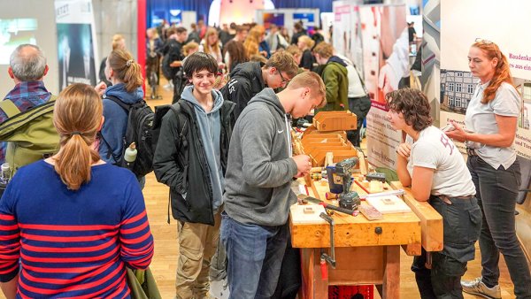 Schüler beim Lippe.MINT-Tag 2023 informieren sich am Stand von Kramp & Kramp über deren Ausbildungsberufe. - © Lippe Bildung eG